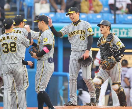 　ヤクルトに連勝し、喜ぶ岩崎（１３）ら阪神ナイン（撮影・吉澤敬太）