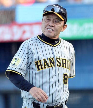 　８回、交代を告げベンチへ戻る岡田監督（撮影・田中太一）