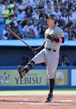 　６回、空振りし悔しがる佐藤輝（撮影・金田祐二）
