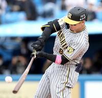 　７回、勝ち越し２ランを放つ佐藤輝（撮影・田中太一）