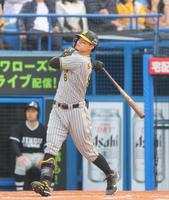 　７回、右中間に勝ち越し２ランを放つ佐藤輝（撮影・吉澤敬太）
