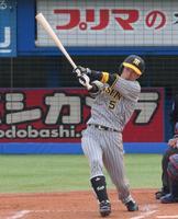 　４回、右越えソロを放つ近本（撮影・伊藤笙子）