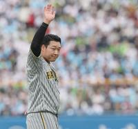 　４回、適時打を放った大山は右手をあげる（撮影・田中太一）