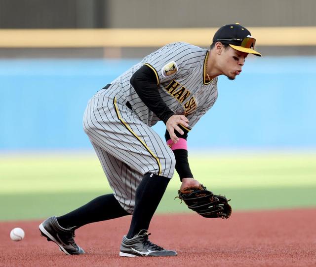 阪神・佐藤輝明が痛恨適時失策 オスナが放った正面の打球を後逸