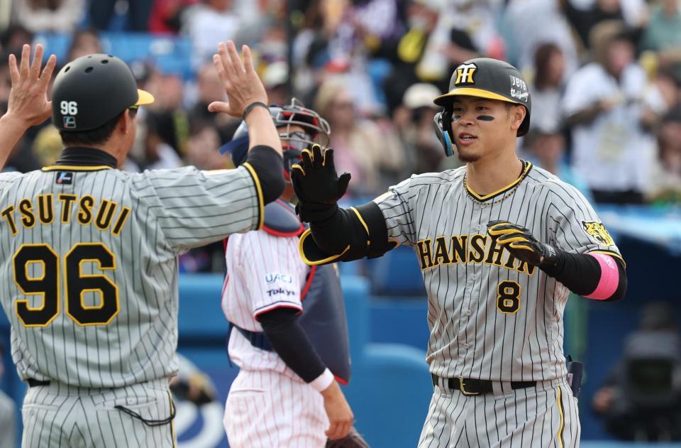 　７回、勝ち越し２ランを放ち生還する佐藤輝（撮影・金田祐二）