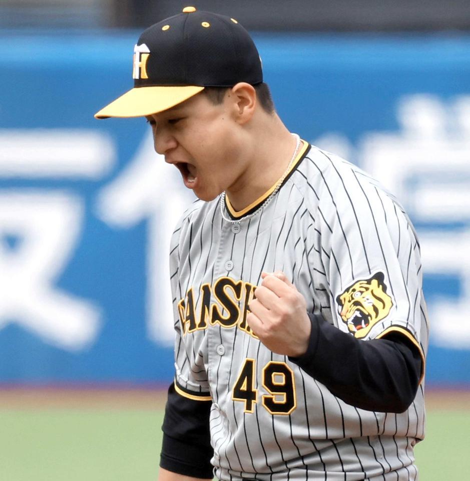 　１回、サンタナを三振に仕留め、ガッツポーズを決める大竹（撮影・田中太一）