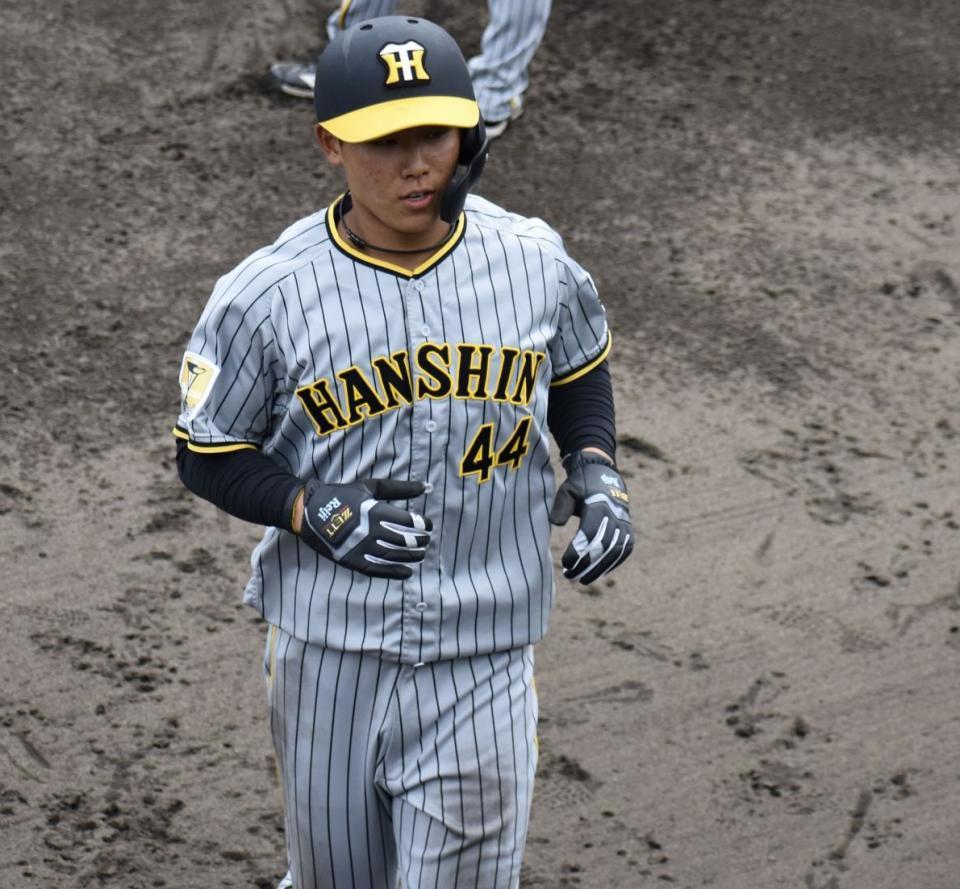 　先制適時打を放ち、ベンチで出迎えられる戸井