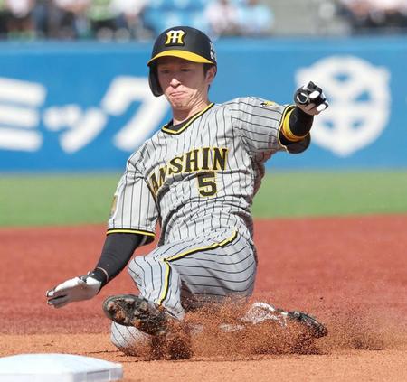 　３回、適時三塁打を放ち、すべり込む近本（撮影・田中太一）