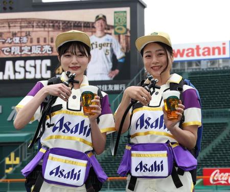 　新作ビールを手にする客席販売員（撮影・中田匡峻）