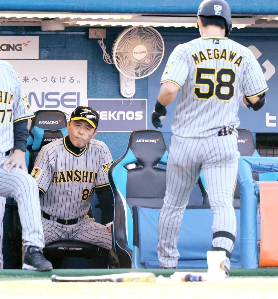 　前川の３番抜てきも奮わず、渋い表情の岡田監督（撮影・金田祐二）