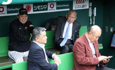 【写真】甲子園ベンチに阪神レジェンドが集結　豪華メンバーに岡田監督は満面の笑み