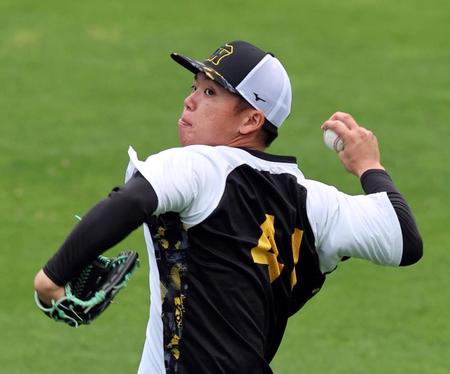 　キャッチボールする村上（撮影・山口登）