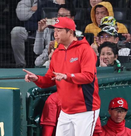 　４回、佐藤輝の三塁内野安打の判定にリプレイ検証をリクエストする新井監督（撮影・山口登）