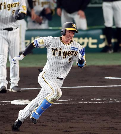 　５回、右翼線に安打を放ち二塁へ向かう近本（撮影・山口登）