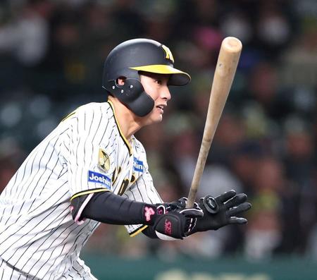 　５回、右前打を放つ木浪（撮影・中田匡峻）