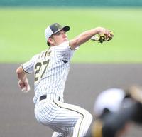 　久保田投手コーチに打席に立ってもらい、投球練習をする伊藤将