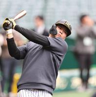 　素振りをする佐藤輝（撮影・中田匡峻）