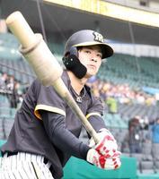 　打撃練習に備える中野（撮影・中田匡峻）