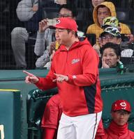 　４回、佐藤輝の三塁内野安打の判定にリプレイ検証をリクエストする新井監督（撮影・山口登）