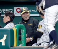 　７回、村上が三者凡退に抑えるとベンチで笑顔を見せる岡田監督（撮影・田中太一）