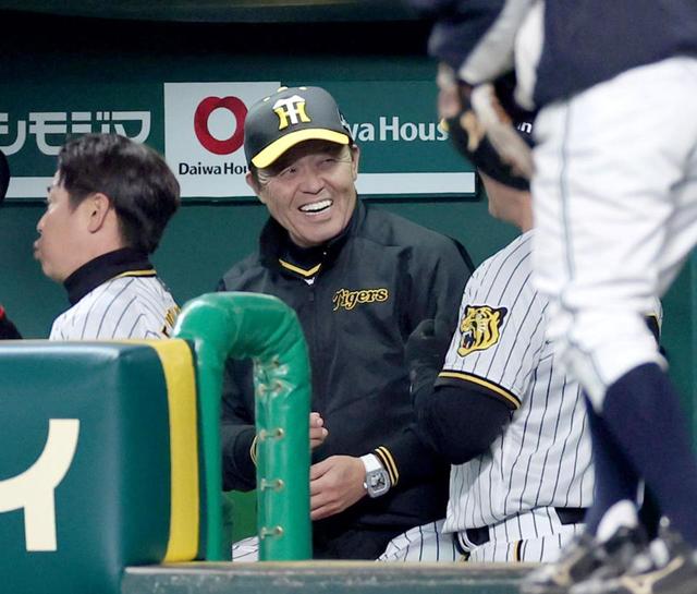 阪神・岡田監督の継投決断 佐藤輝明のけん制死でも方針揺るがず「そっ