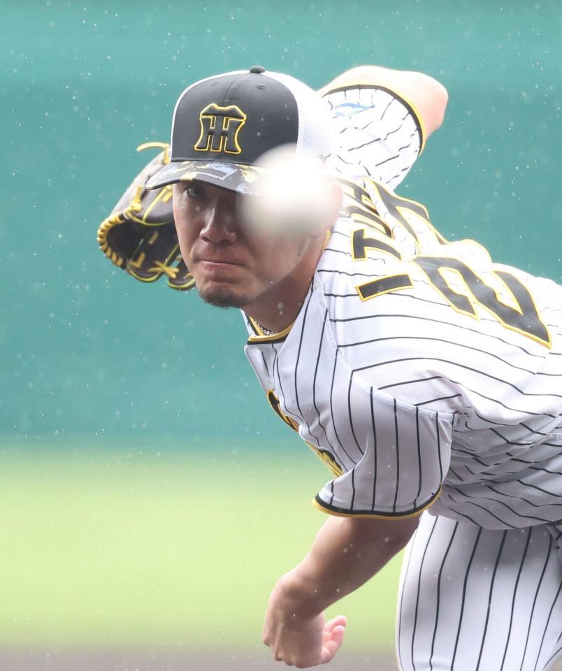 　マウンドで投球練習をする伊藤将（撮影・中田匡峻）