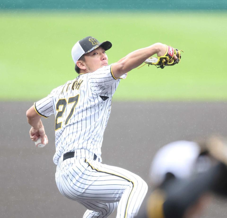 　久保田投手コーチに打席に立ってもらい、投球練習をする伊藤将