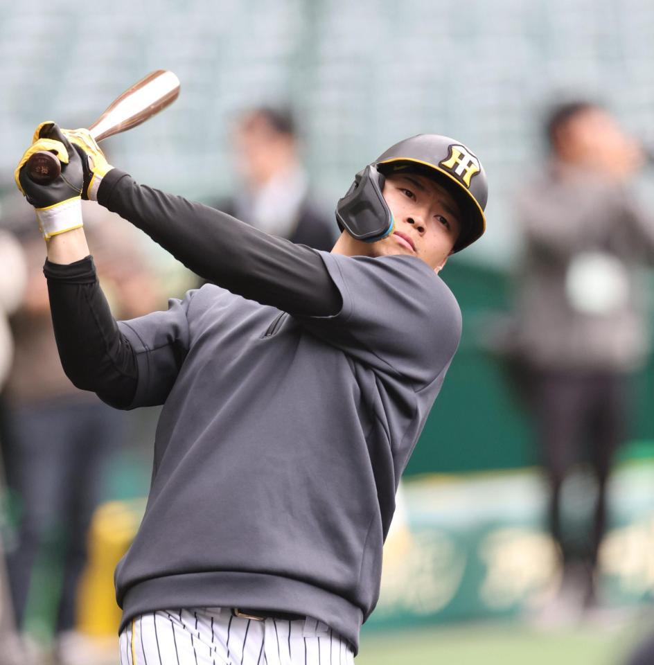 　素振りをする佐藤輝（撮影・中田匡峻）