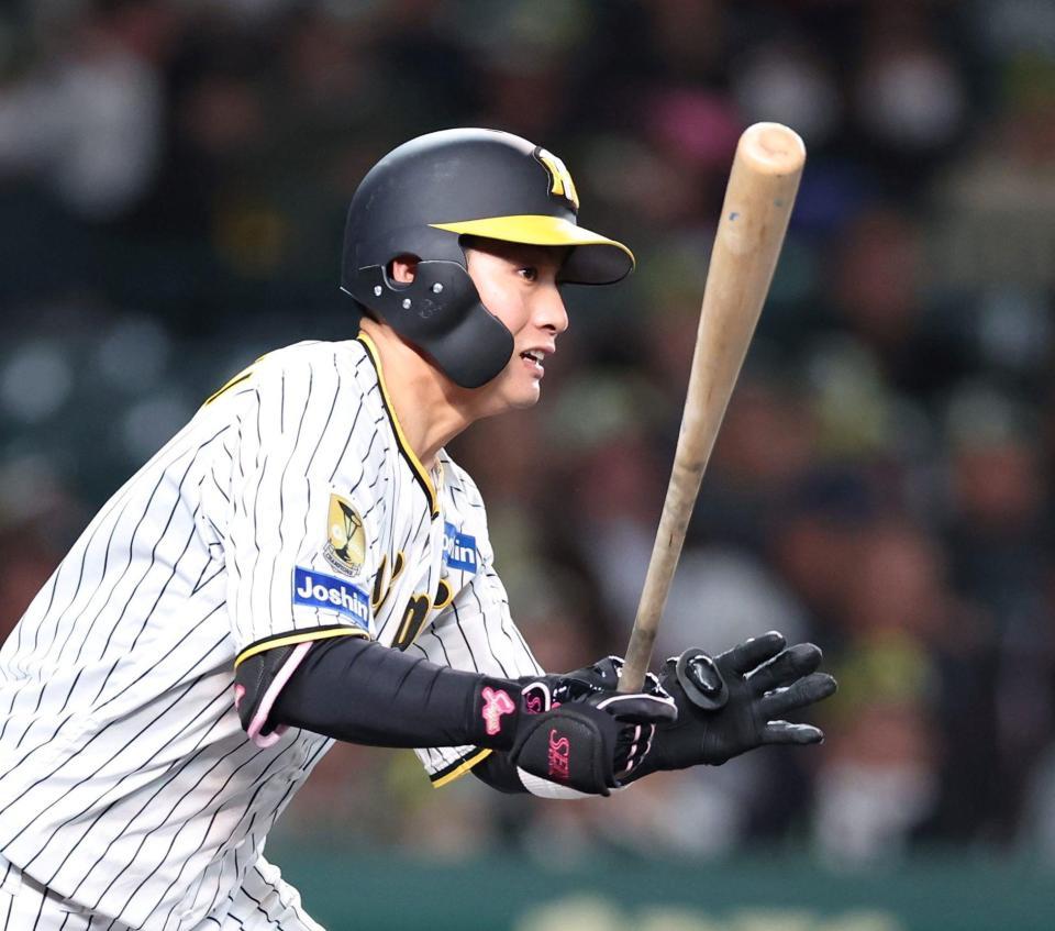 　５回、右前打を放つ木浪（撮影・中田匡峻）