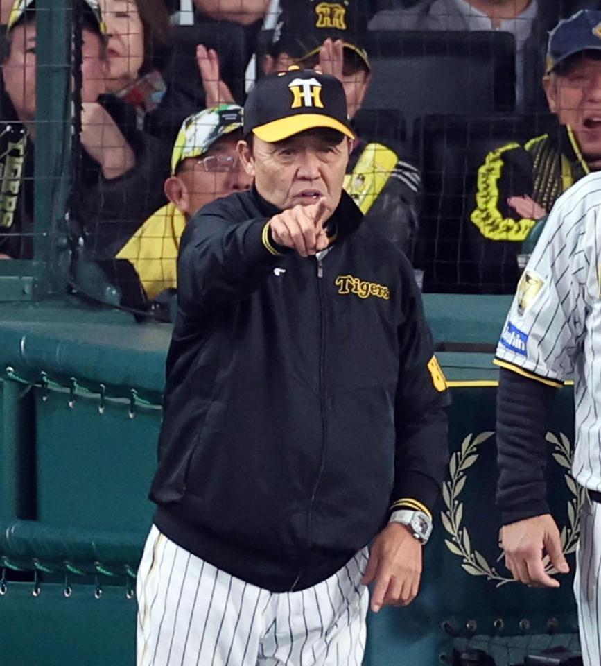 　５回、近本の二塁アウトの判定にリプレイ検証のリクエストをする岡田監督（撮影・山口登）