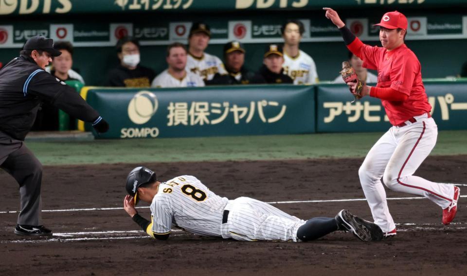 　７回、けん制でアウトになる佐藤輝（撮影・山口登）