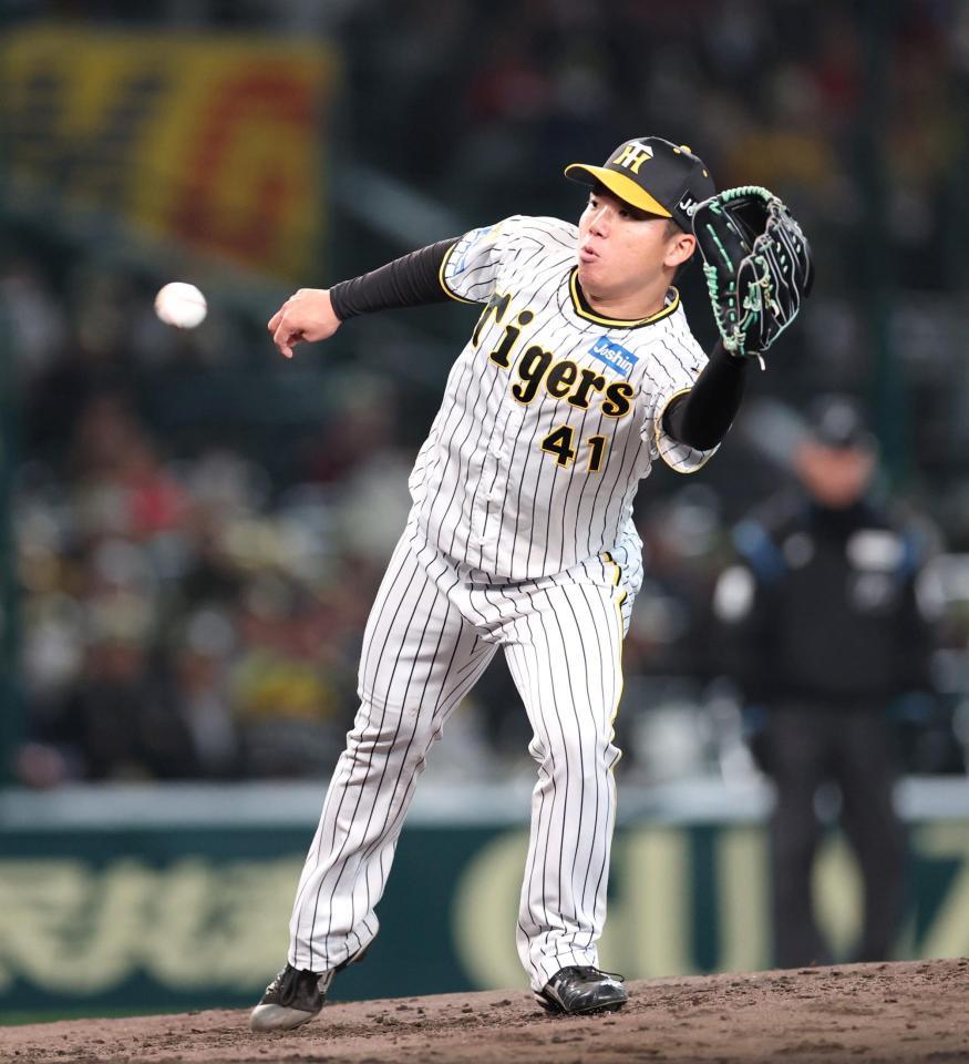 　６回、床田の打球を処理した村上（撮影・中田匡峻）