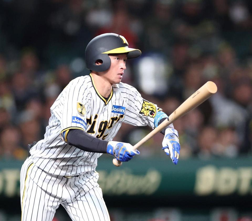 　５回、右前に先制適時打を放つ近本（撮影・中田匡峻）