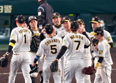 　笑顔で勝利のハイタッチを交わす岩崎（中央）ら阪神ナイン（撮影・山口登）