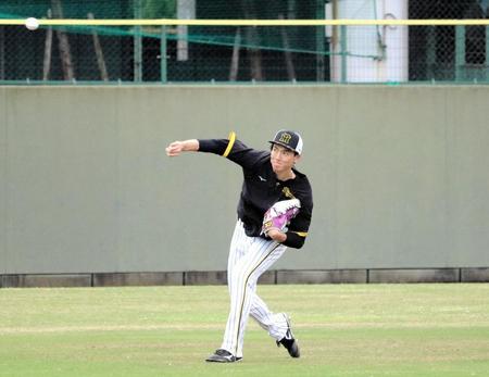 　キャッチボールをする湯浅