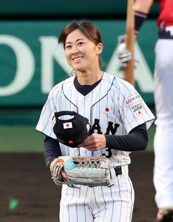 　始球式を終え笑顔を見せる三浦伊織（撮影・山口登）