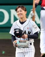 　始球式を終え笑顔を見せる三浦伊織（撮影・山口登）