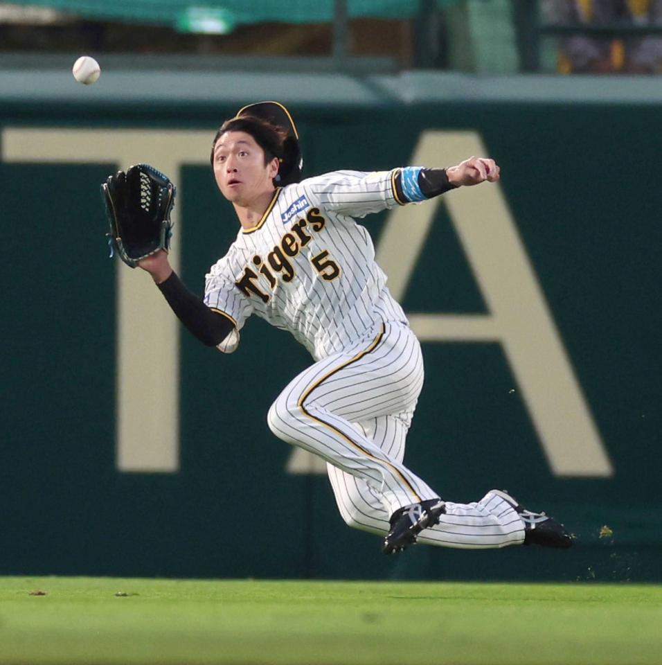 　１回、野間の打球を好捕する近本