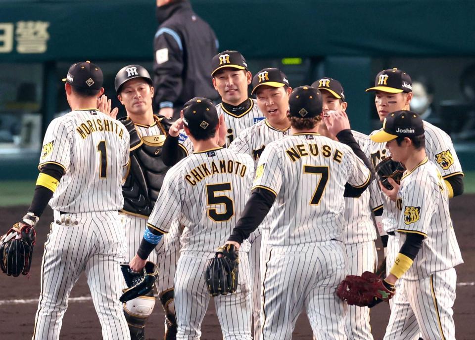 　笑顔で勝利のハイタッチを交わす岩崎（中央）ら阪神ナイン（撮影・山口登）
