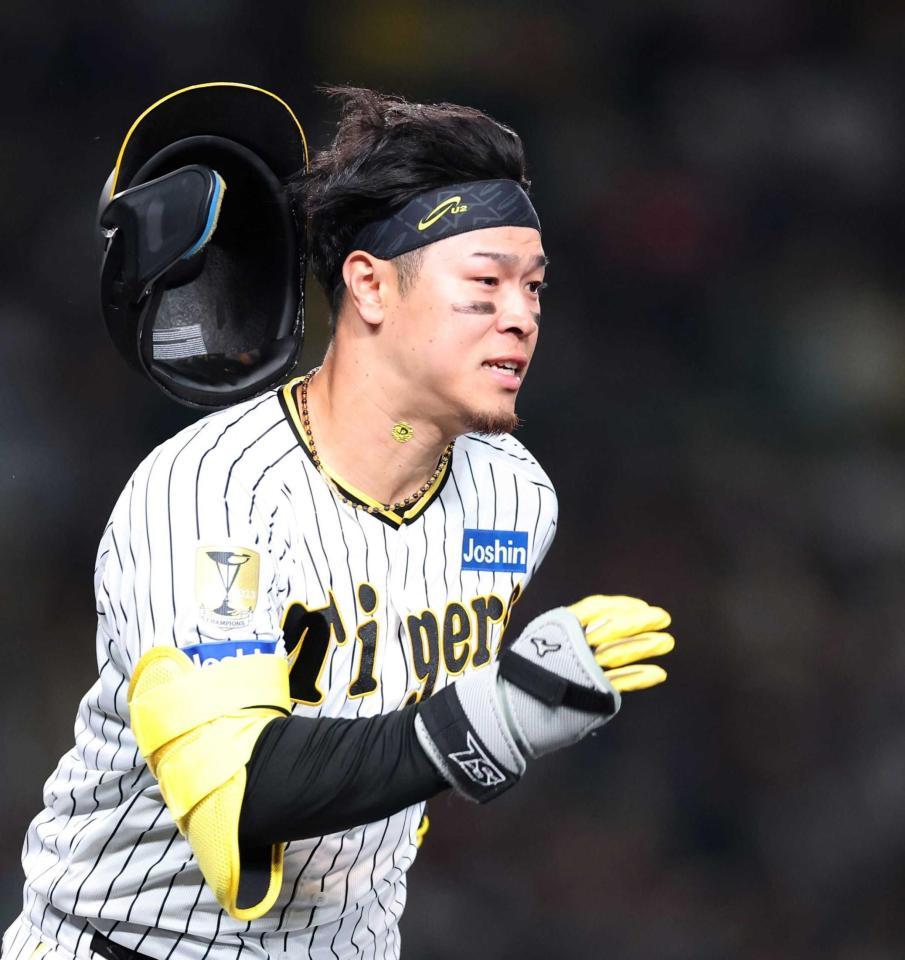 　４回、ヘルメットを振り飛ばし激走する佐藤輝