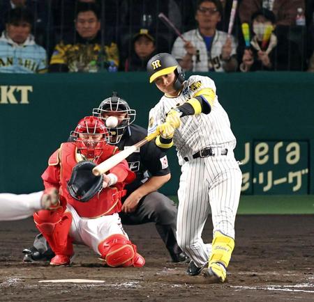 　４回、ソロを放つ森下（撮影・山口登）