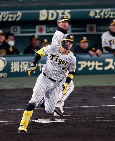 　６回、適時二塁打を放った佐藤輝は勢いよく一塁を回る（撮影・山口登）