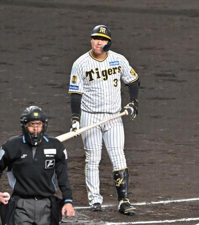 　６回、見逃し三振に倒れ、呆然とする大山（左下は白井球審）＝撮影・北村雅宏