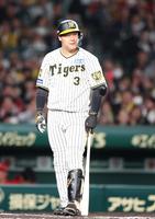 　６回、見逃し三振に倒れ、呆然と立ち尽くす大山（撮影・中田匡峻）