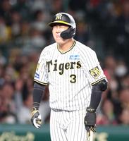 　６回、見逃し三振に倒れ、悔しがる大山（撮影・中田匡峻）