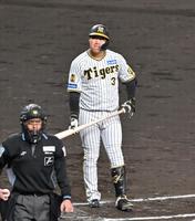 　６回、見逃し三振に倒れ、呆然とする大山（左下は白井球審）＝撮影・北村雅宏