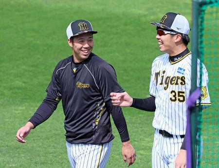 　練習中に才木（右）と談笑する青柳（撮影・立川洋一郎）