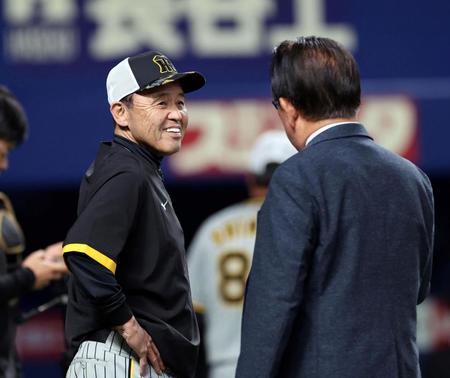 　鈴木孝政氏（右）と談笑する岡田監督（撮影・山口登）