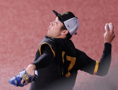 　登板に備えて調整する青柳（撮影・立川洋一郎）