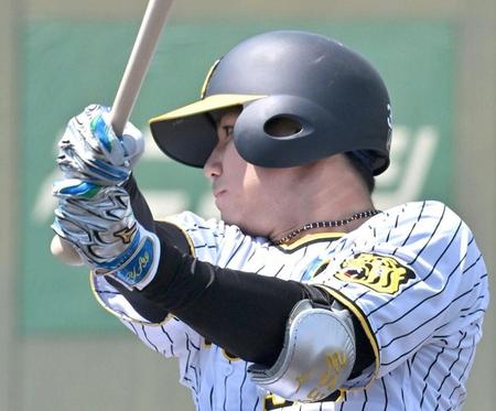 　１回、適時二塁打を放つ栄枝（撮影・北村雅宏）